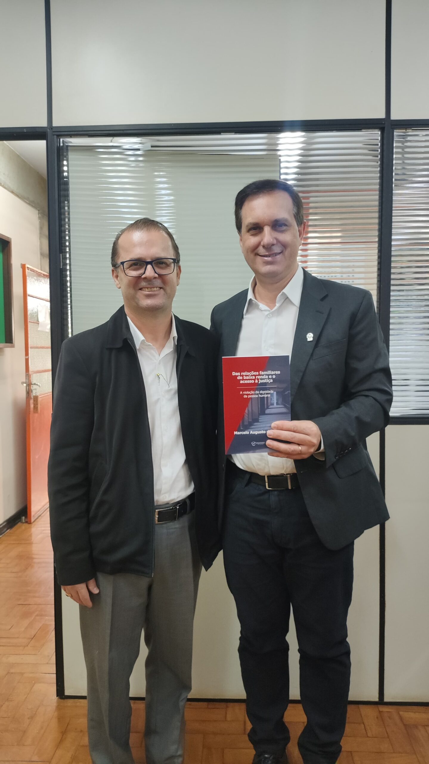 Egresso do PPGDN da UEL lança obra sobre famílias de baixa renda e acesso à Justiça