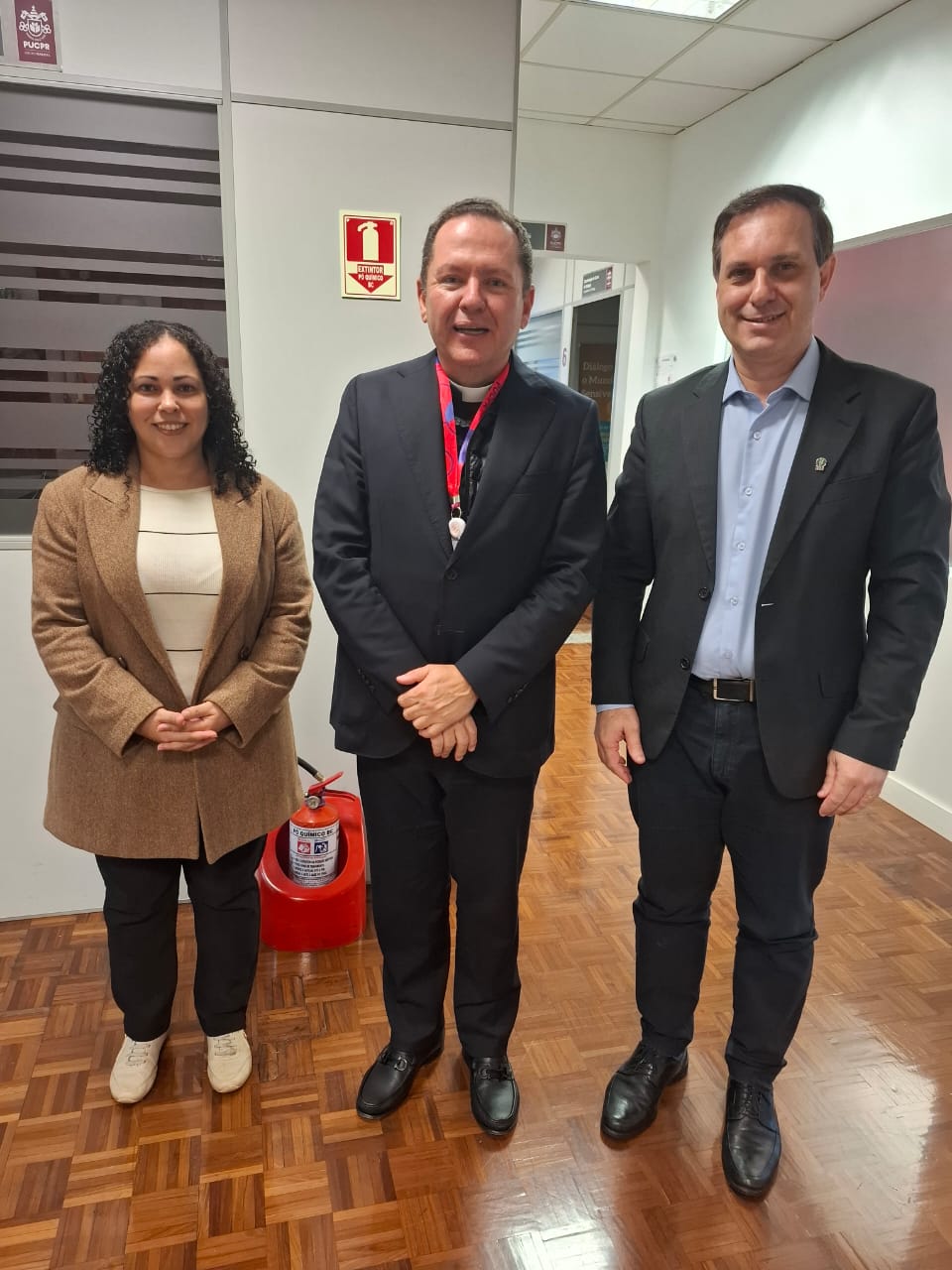Prof. Clodomiro Bannwart e mestranda Priscila Silva debatem sobre compliance em instituições religiosas com o Padre Rafael Solano