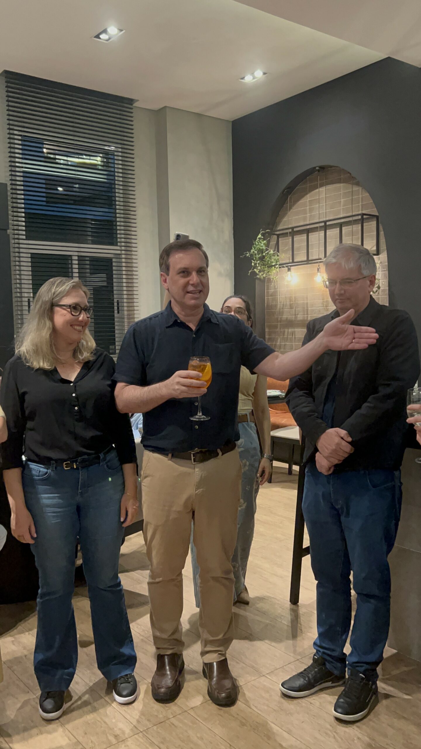 Mestrandos da turma de 2023/2025 comemoram defesas de dissertação em noite de homenagens