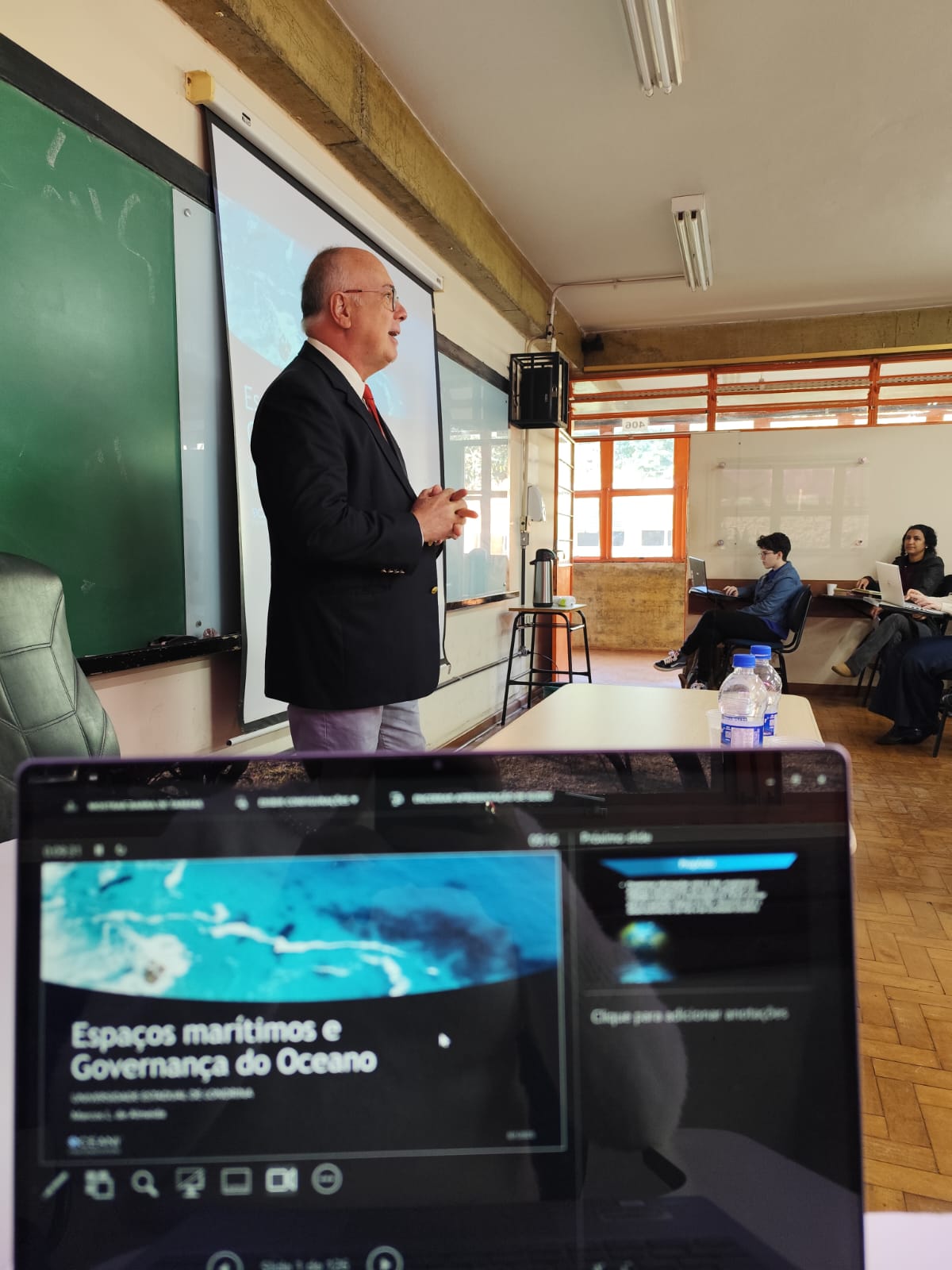 Especialista em Governança Marítima ministra palestra para alunos de pós-graduação