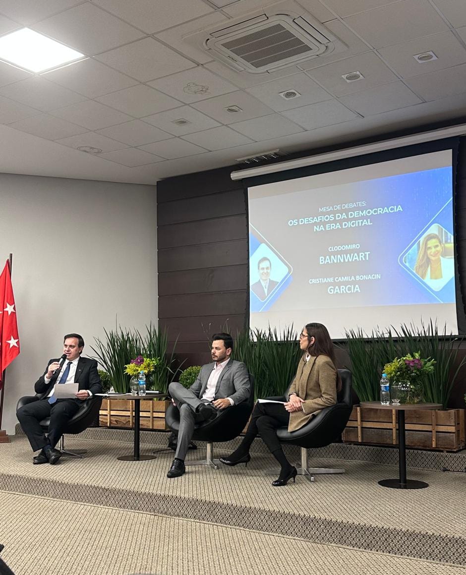 Docente e egressa do PPGDN/UEL participam de Congresso sobre Direito, Tecnologia e Inovação promovido pela PUCPR